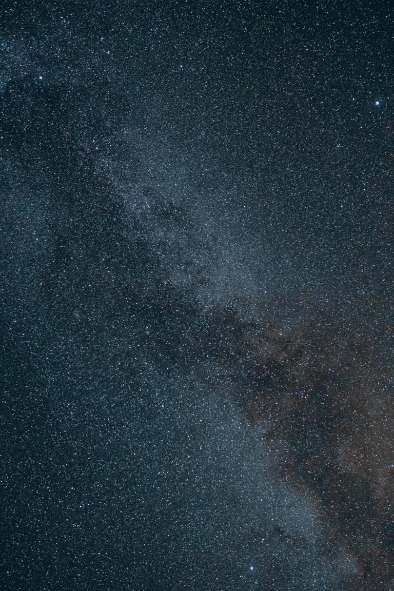 有一架飞机在夜间在天空中飞行