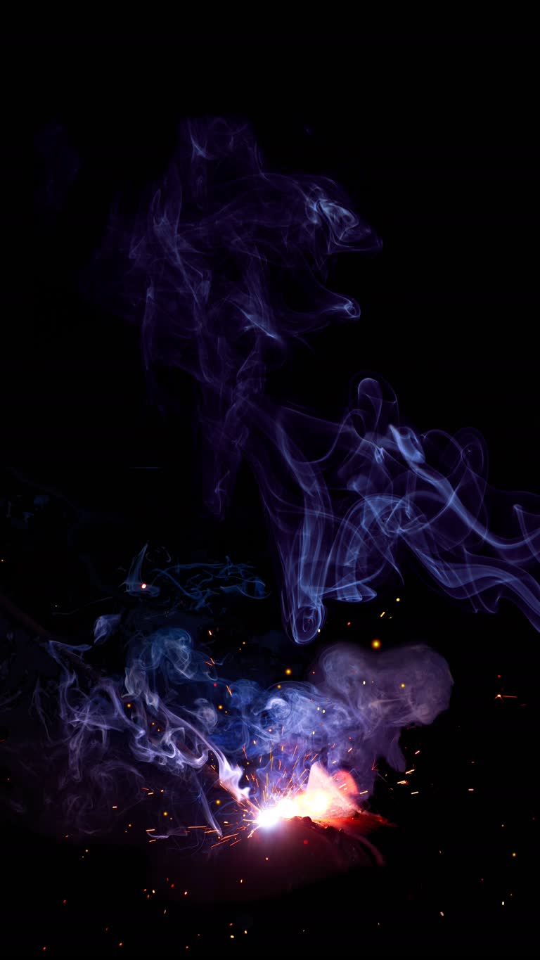紫色和蓝色的烟雾从黑色背景中滚腾而出