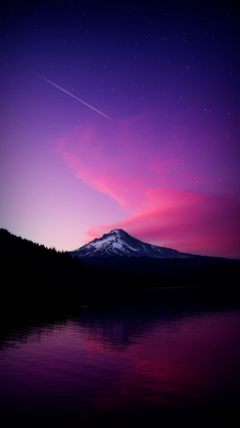 有紫色和粉红色的天空,背景是一座山
