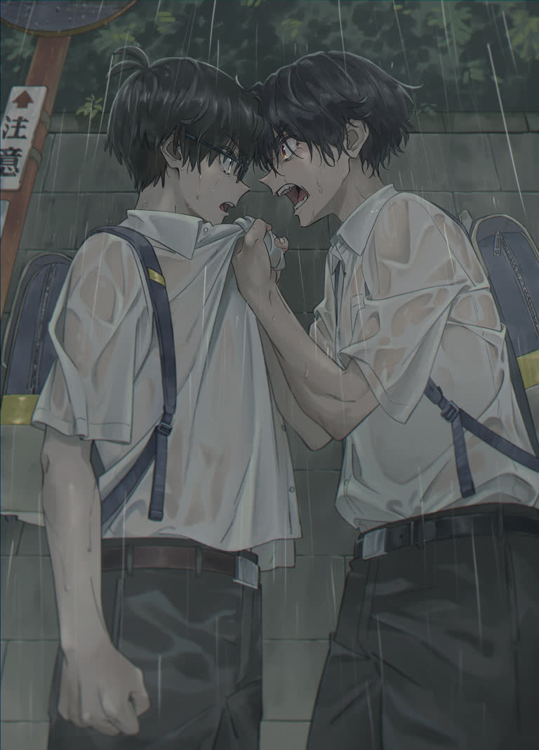 有两个年轻人在雨中站在雨中