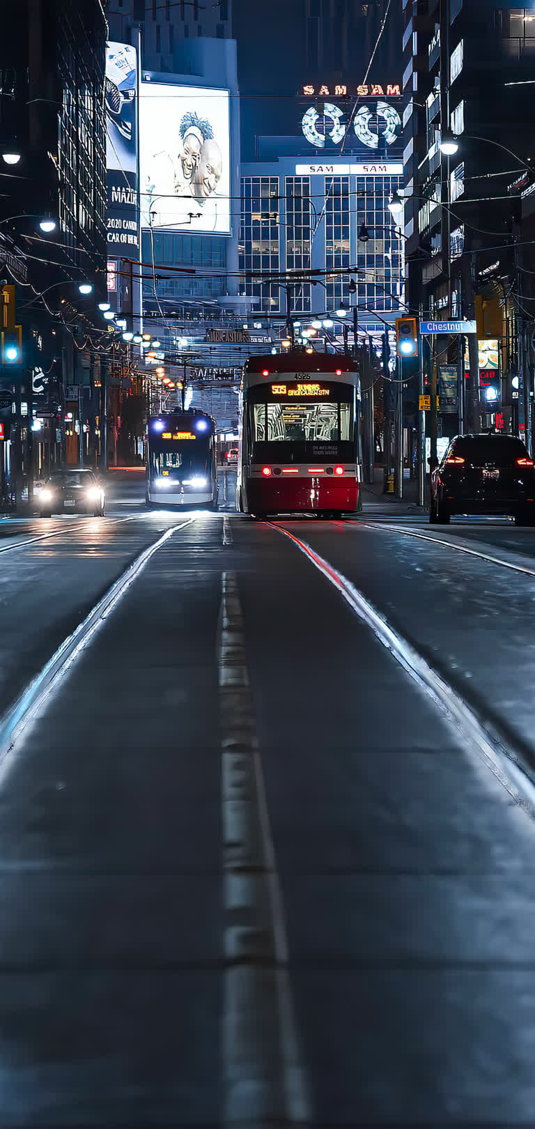 夜晚有一辆红色公交车在城市街道上行驶