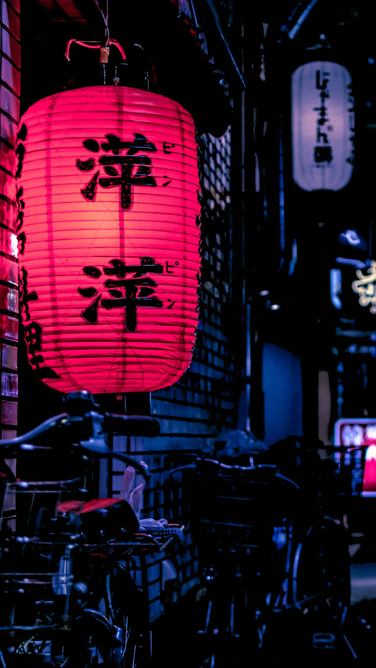 一栋建筑的侧面挂着一盏红灯笼