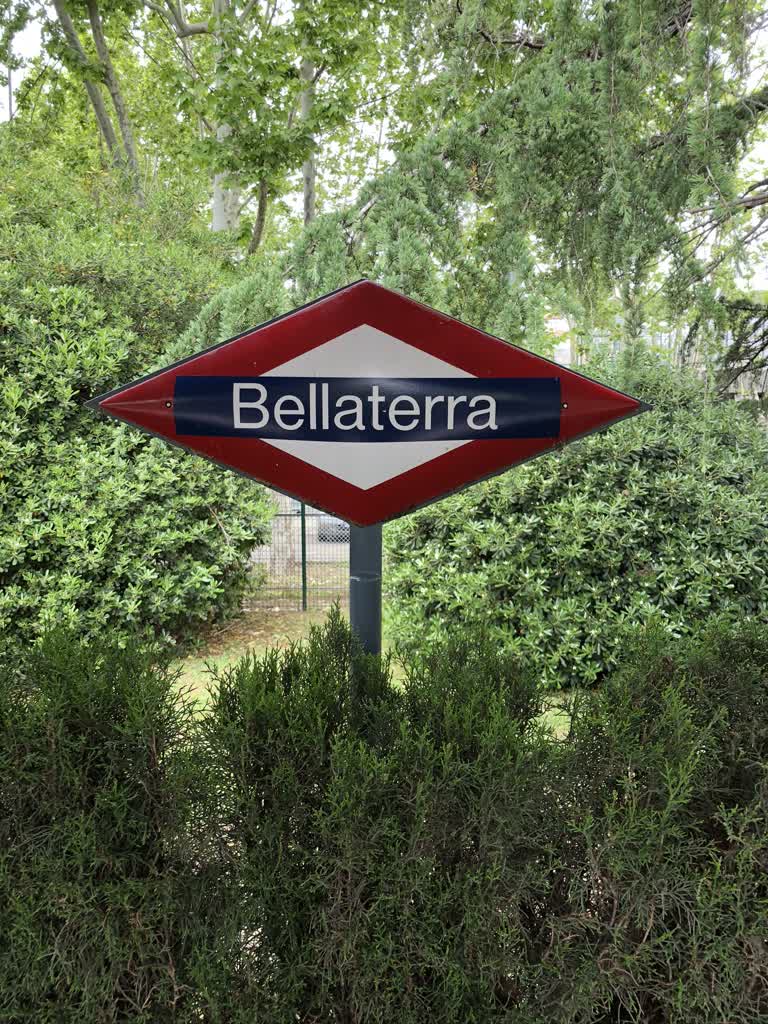 上面有一个红白相间的标志,上面写着 Bellaterra