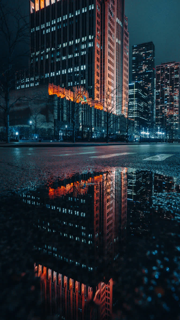 一滩水里有一栋建筑的倒影