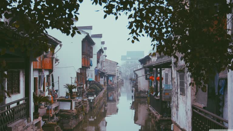 雾天有一条河流穿过一个小镇