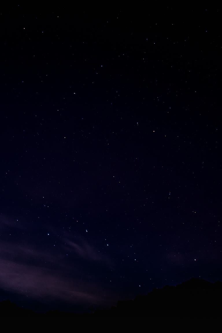 繁星点点的夜空,云朵繁星点点
