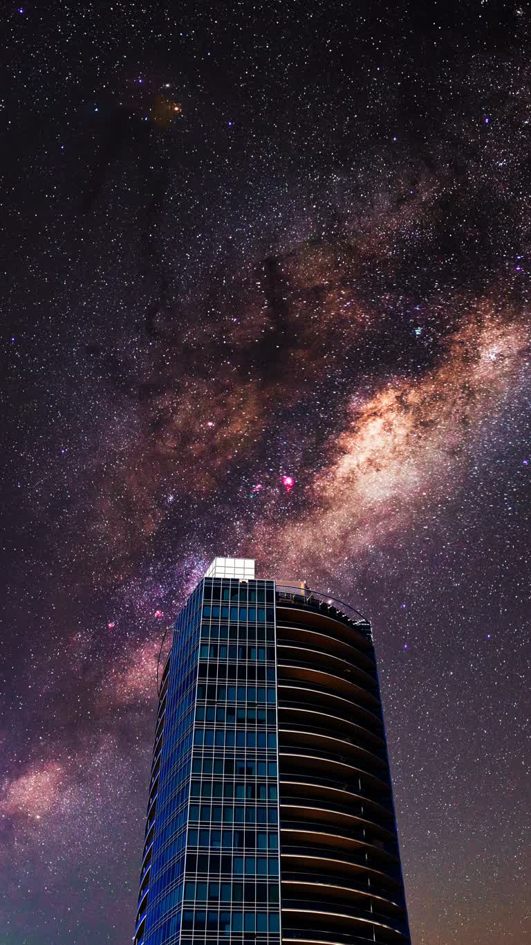 高楼上空繁星点点的夜空,满天繁星