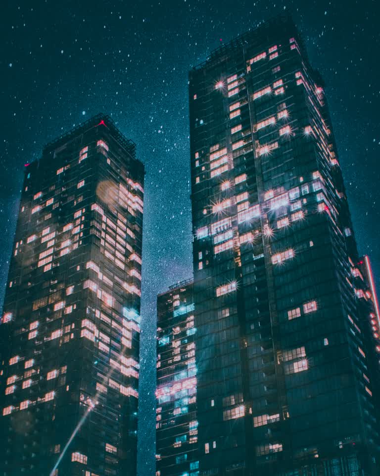 夜晚城市中的摩天大楼,灯火通明