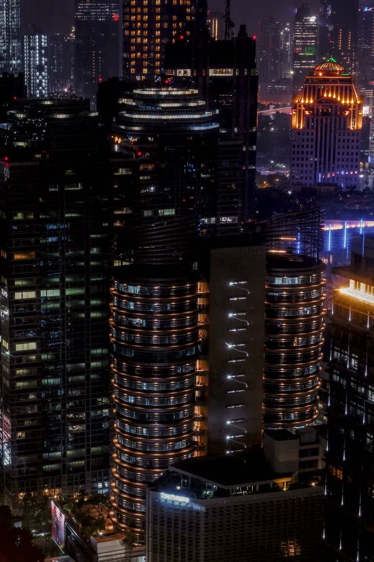 夜晚城市的摩天大楼被灯火照亮