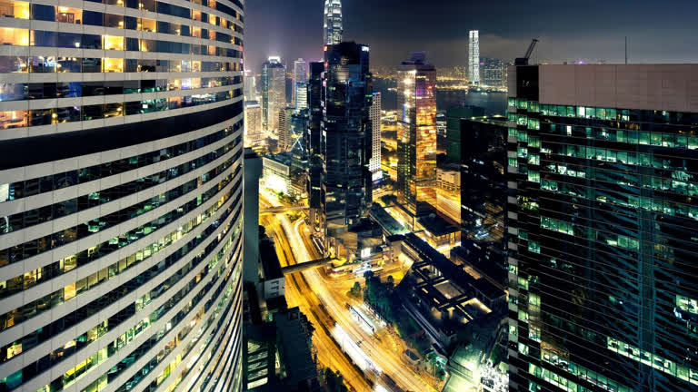 夜晚城市中的摩天大楼被路灯照亮