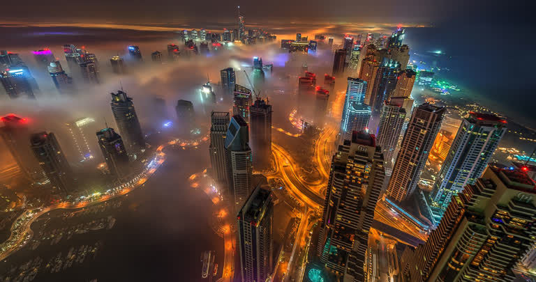 夜晚城市雾区的摩天大楼