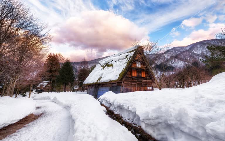 雪地里有一间茅草屋顶的小木屋