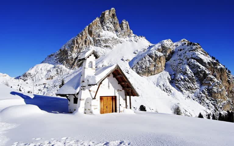 在白雪皑皑的山中央有一座小教堂