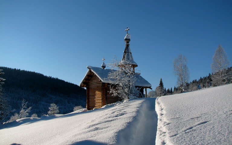 雪原中央有一座小教堂