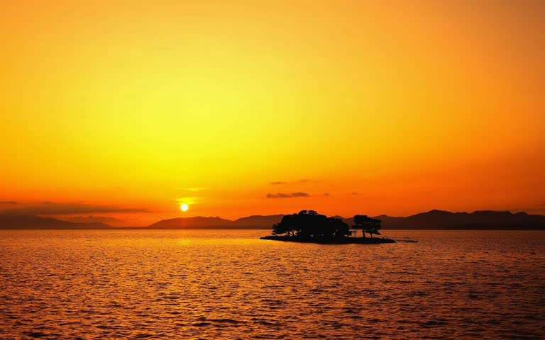 夕阳时分,海洋中央有一座小岛