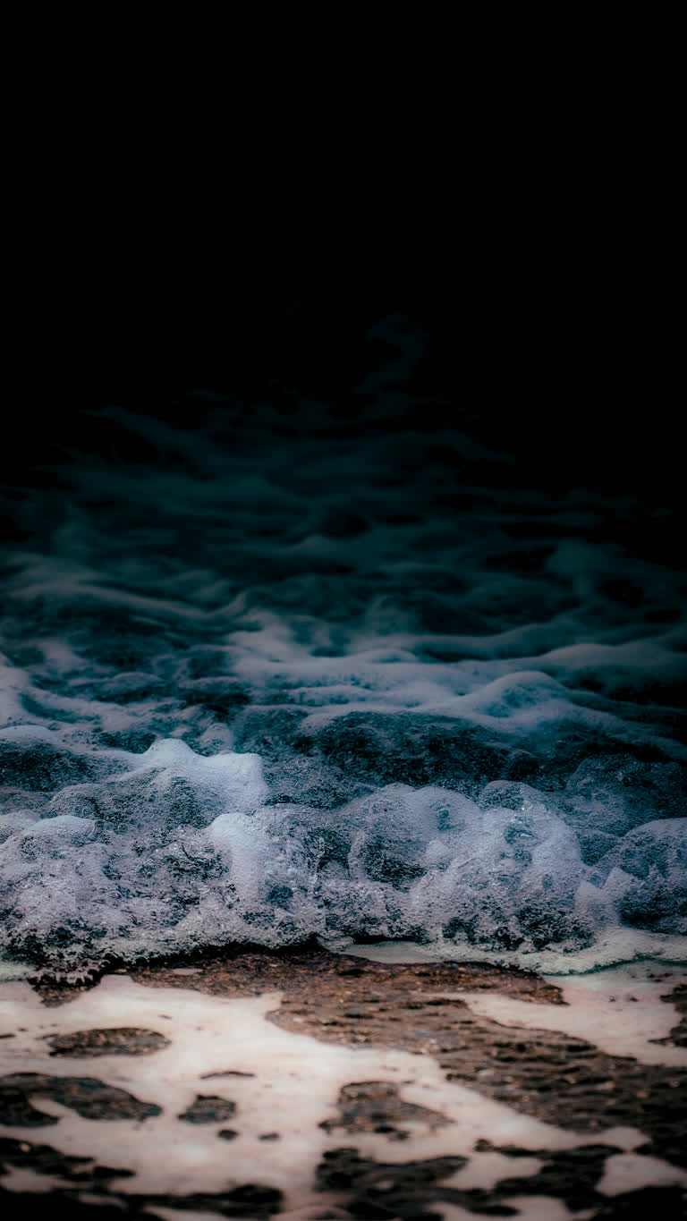 有一小浪涌向海边