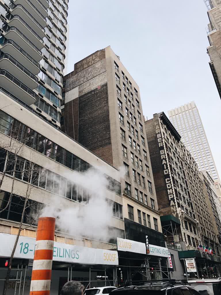 城市街道上的一座高楼冒出滚滚浓烟
