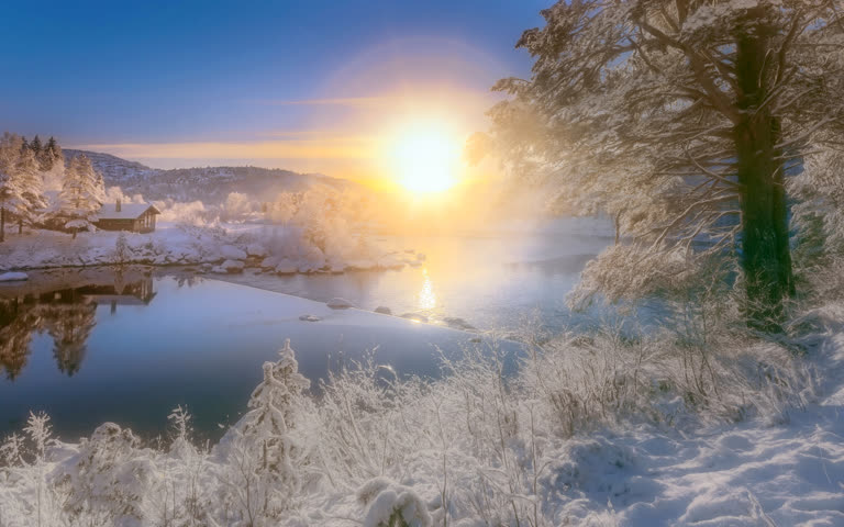 水体旁边有一片白雪覆盖的田野