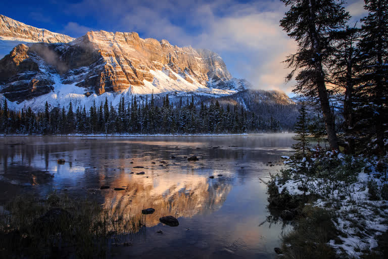 背景是白雪皑皑的山,前景是湖泊