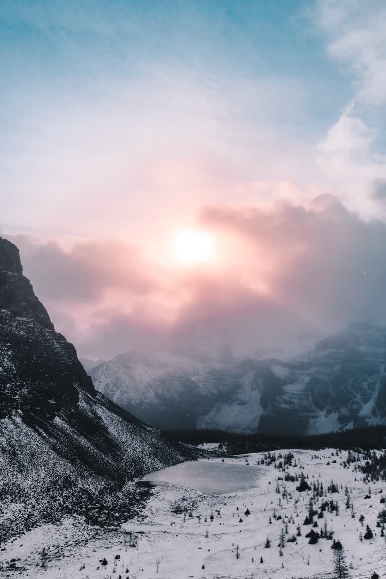 前景是一座白雪皑皑的山峰,前景是湖泊