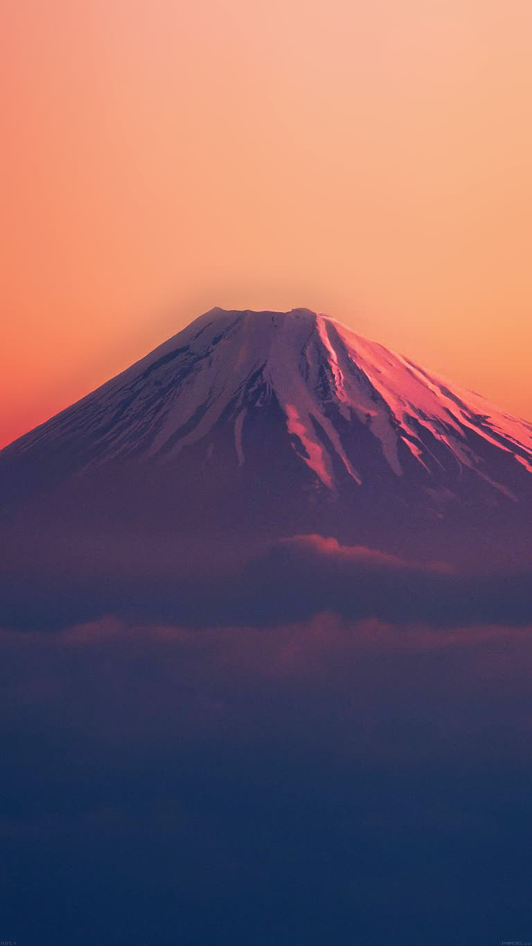 有一座白雪皑皑的山,背景是粉红色的天空