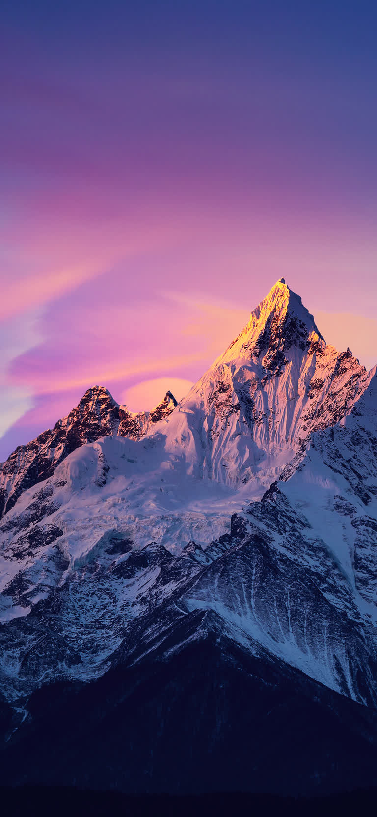 有一座白雪皑皑的山,背景是粉红色的天空