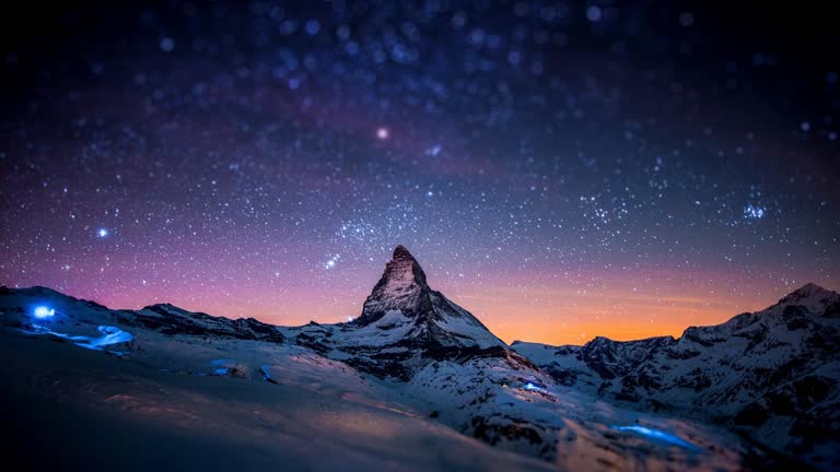有一座白雪覆盖的山,上面是满天繁星