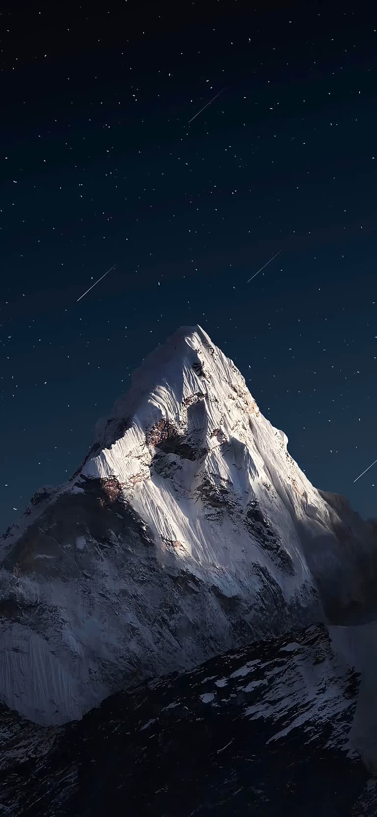 有一座白雪皑皑的山,天空中有一条星轨