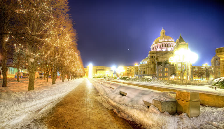 晚上,一栋建筑物前有一条积雪覆盖的小路