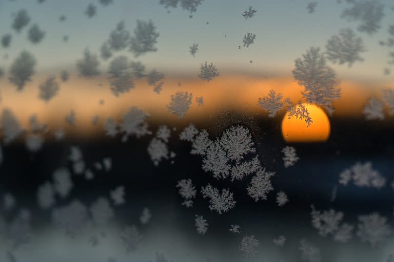 窗户上的雪花,背景是夕阳西下