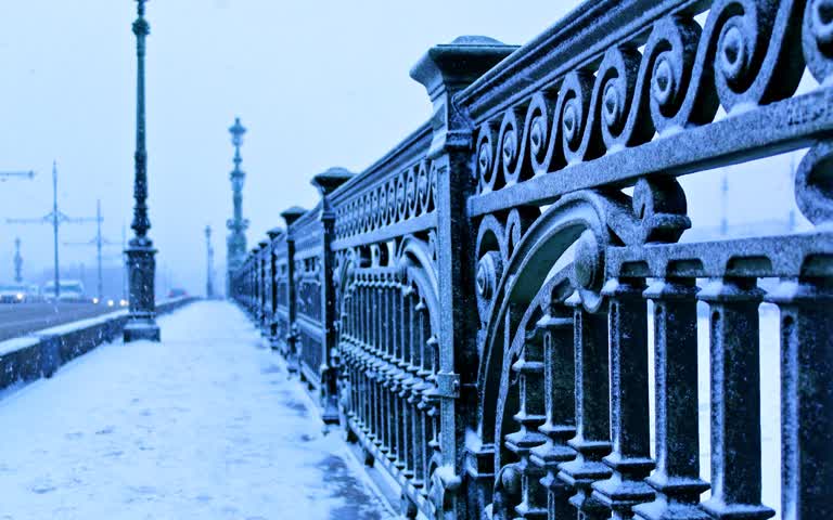 栅栏和路灯旁边的地上有雪