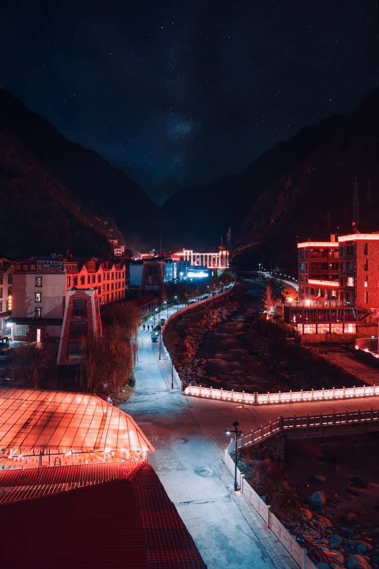 有山有桥的城市上空繁星点点的夜空