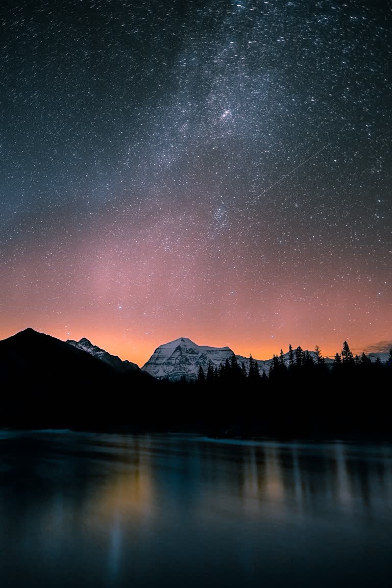 湖面上繁星点点的夜空,背景是一座山