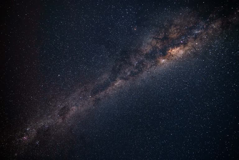繁星点点的夜空,前景是乳白色的