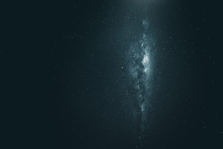 繁星点点的夜空,前景是乳白色的
