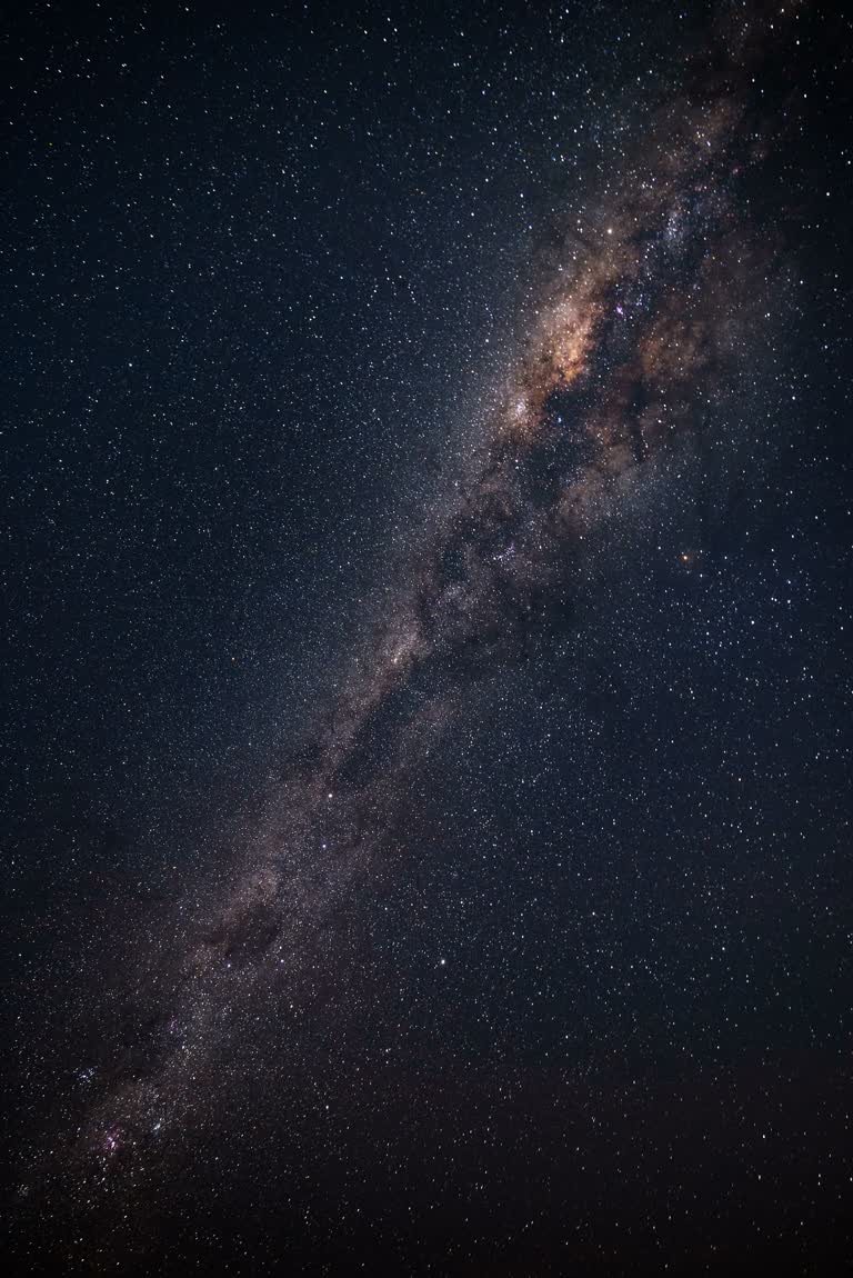 繁星点点的夜空,背景是乳白色和星星
