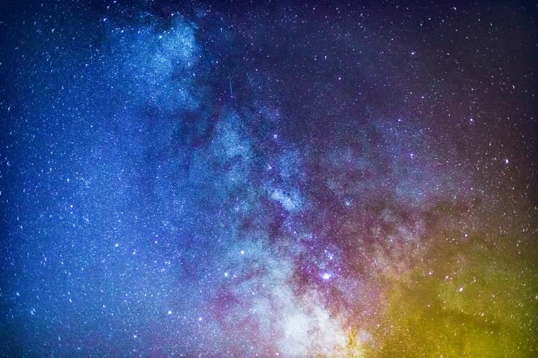 繁星点点的夜空,以乳白色和星星为背景
