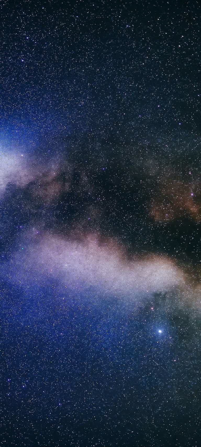 繁星点点的夜空,以乳白色和星星为背景