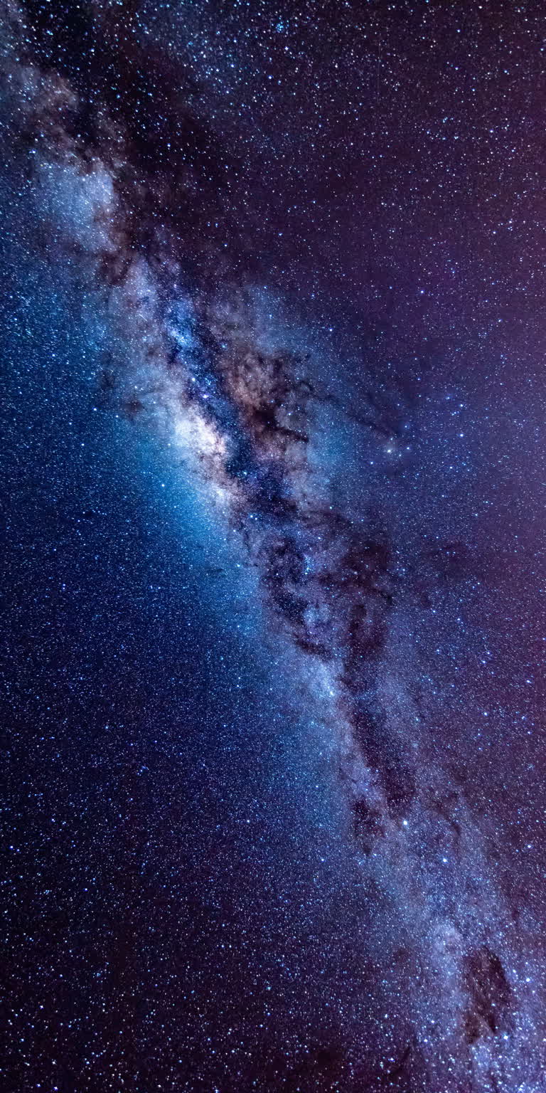前景是乳白色和星星的繁星点点的夜空