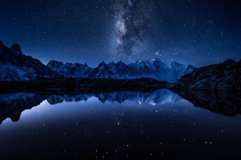 山脉上空的繁星点点的夜空倒映在湖中
