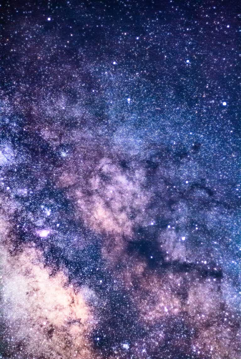 繁星点点的夜空,背景是星星和乳白色
