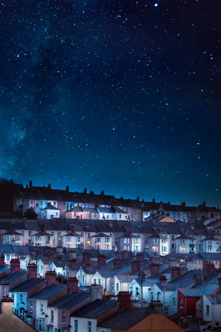 夜晚城市上空的星空,有建筑物和钟楼