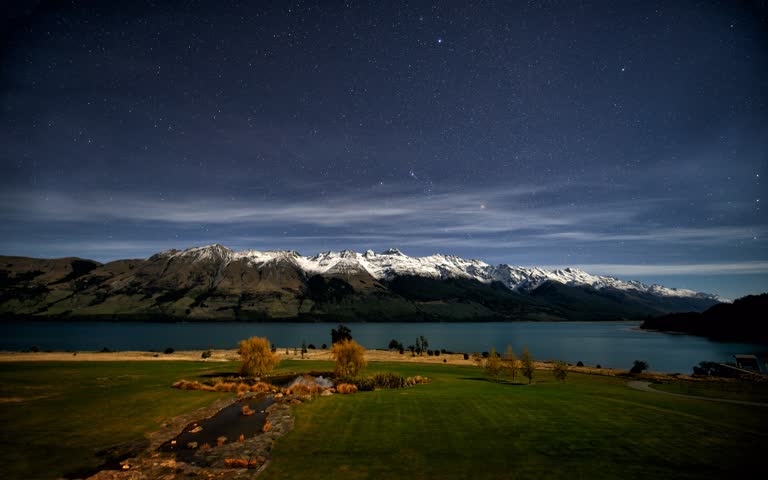 山脉和远处湖泊的星空