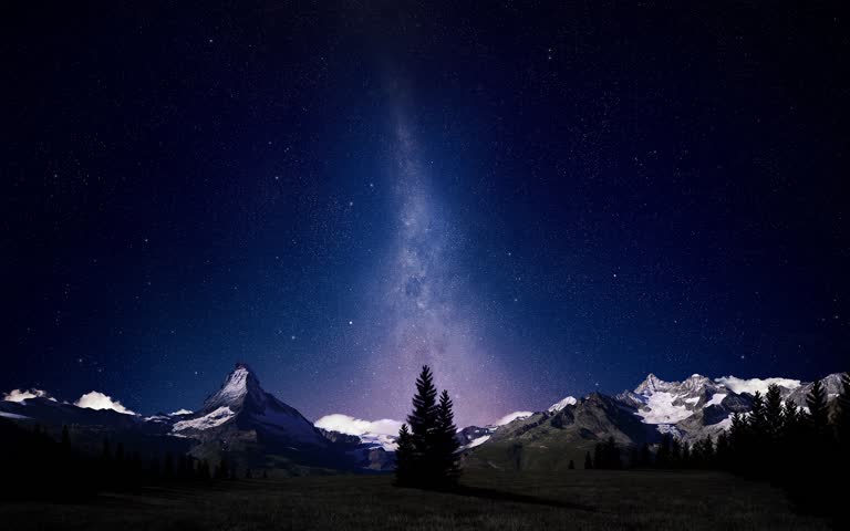 山脉上的星空,前景是松树