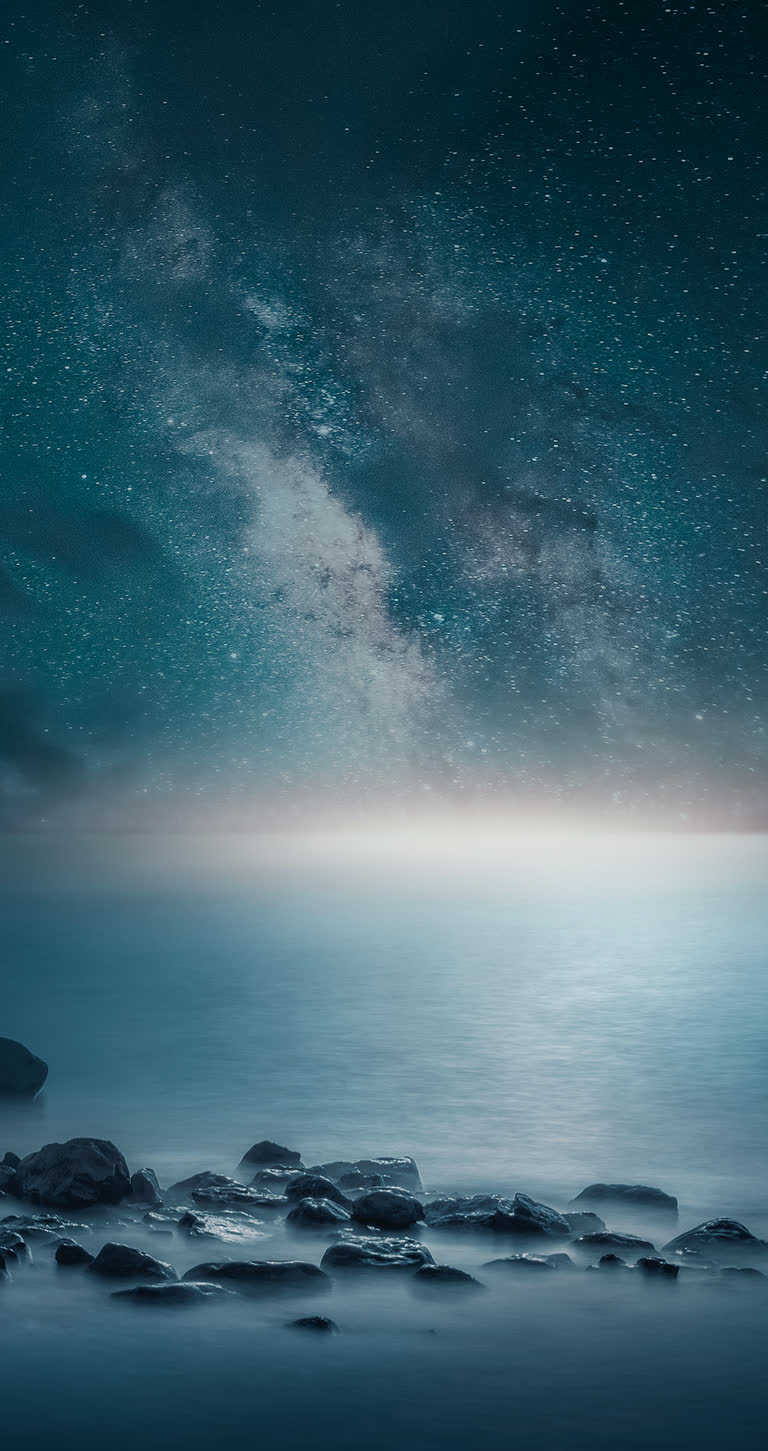 海洋上的星空,前景是岩石