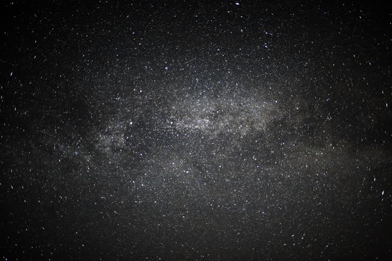 夜空中有很多黑底的星星