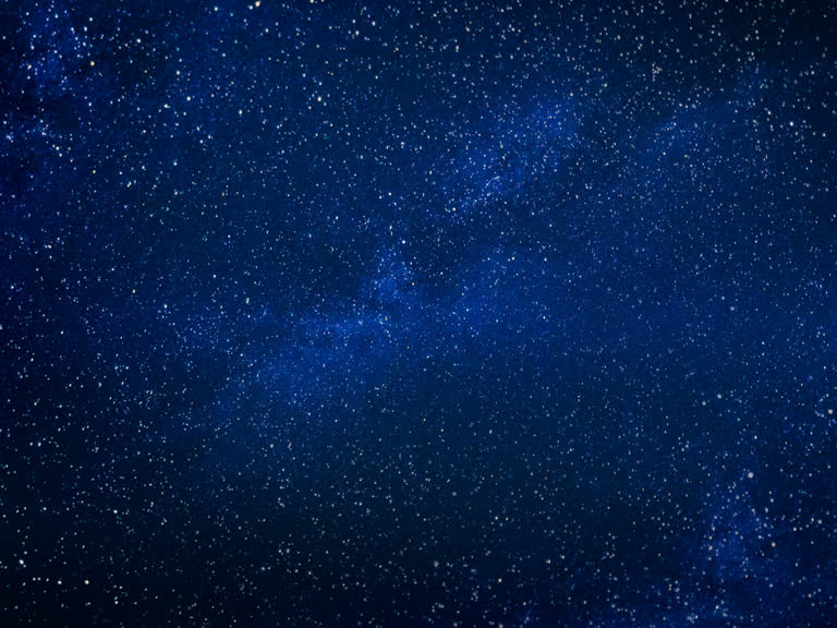 夜空中有许多深蓝色背景的星星