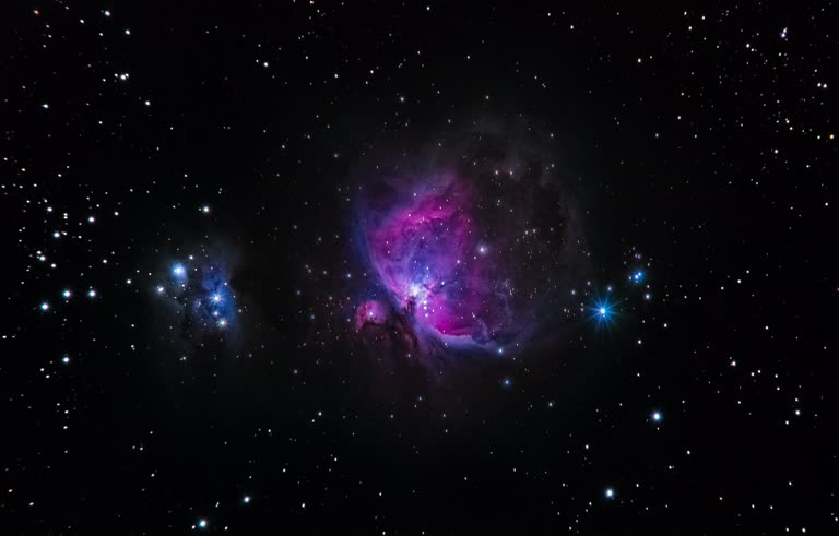 天上有很多星星,一颗是粉红色和蓝色的