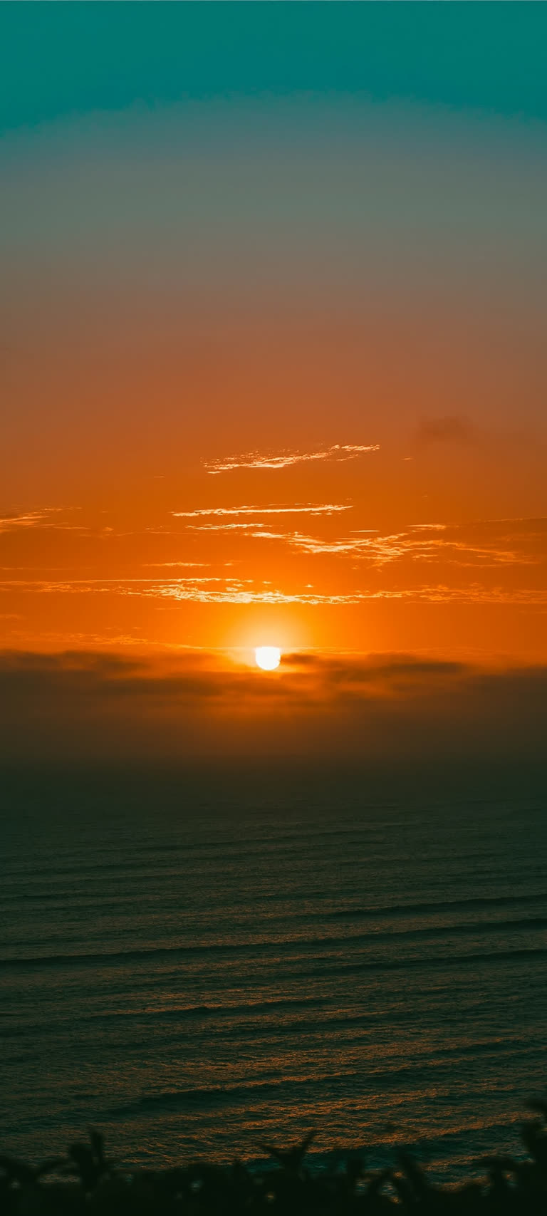 晴朗的日子里,太阳落在海上