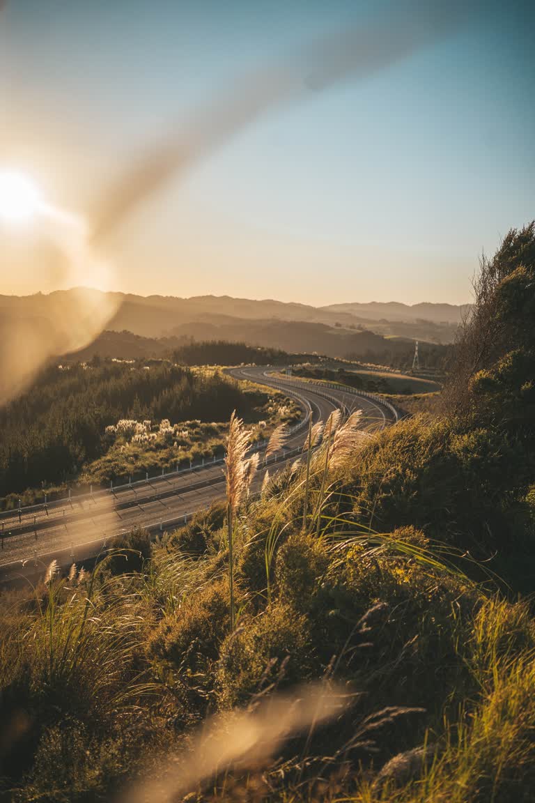 夕阳西下,山间蜿蜒的道路